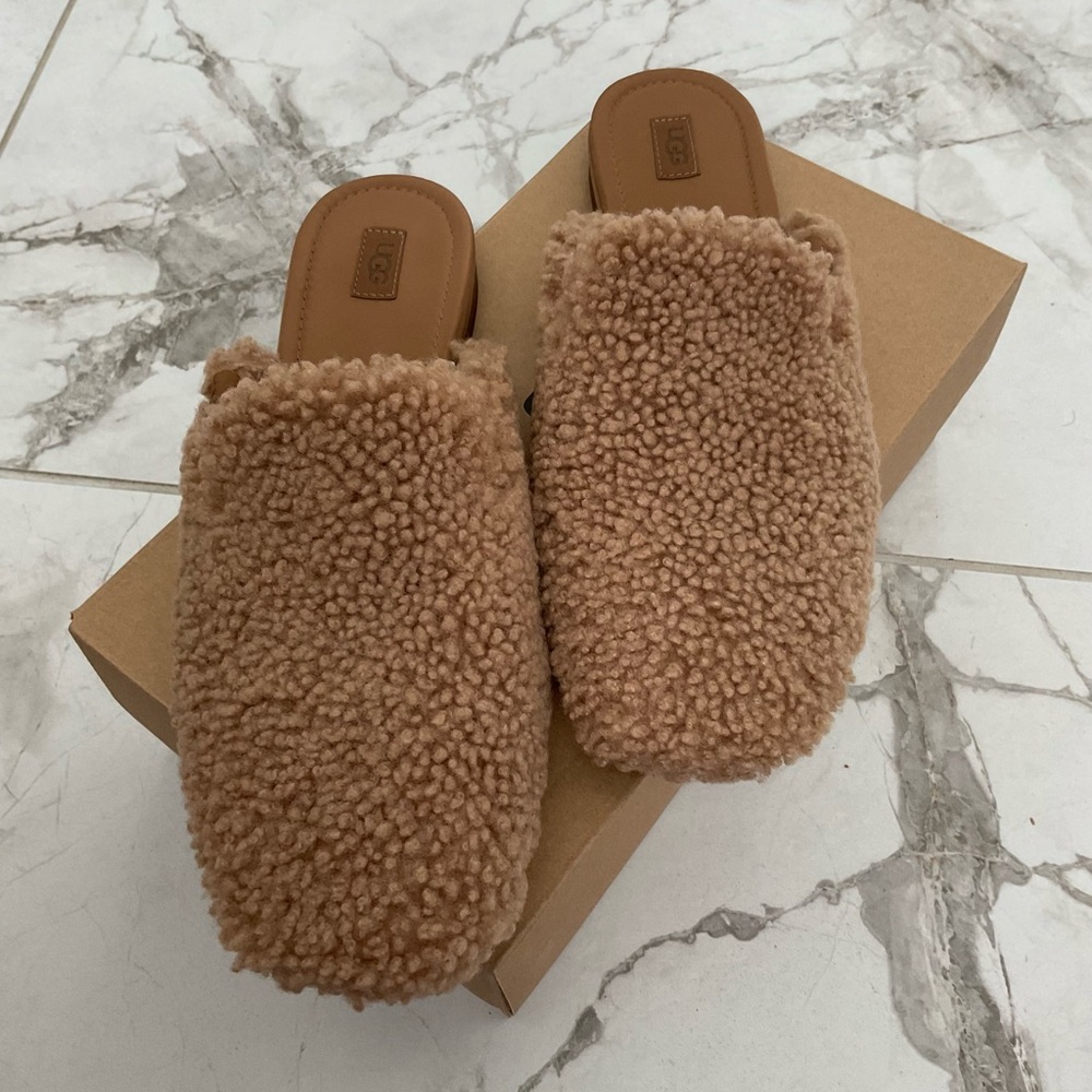 UGG - Picture 2 of 5